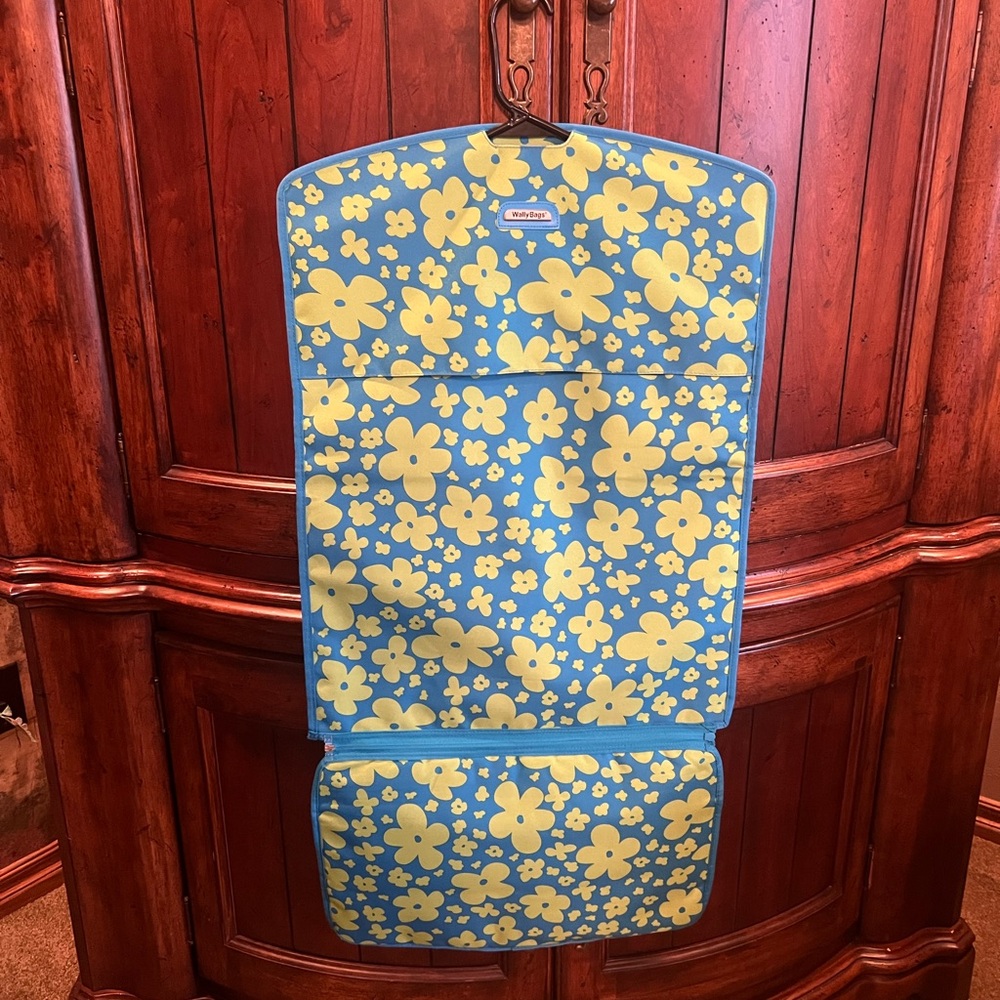 Wally Bags. Travel bag hangable 
3 zipper compartment 2 Velcro pockets